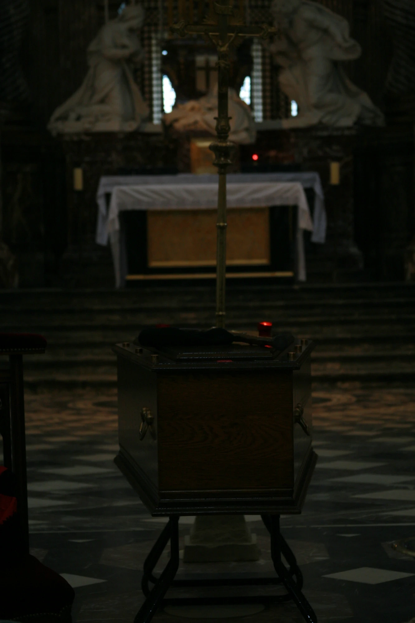Le cercueil dans la chapelle